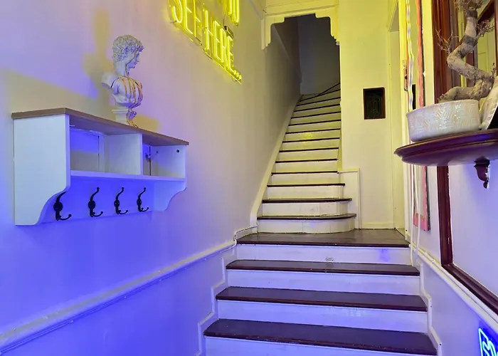 Comfortable Home Steps From The Kadikoey Waterfront